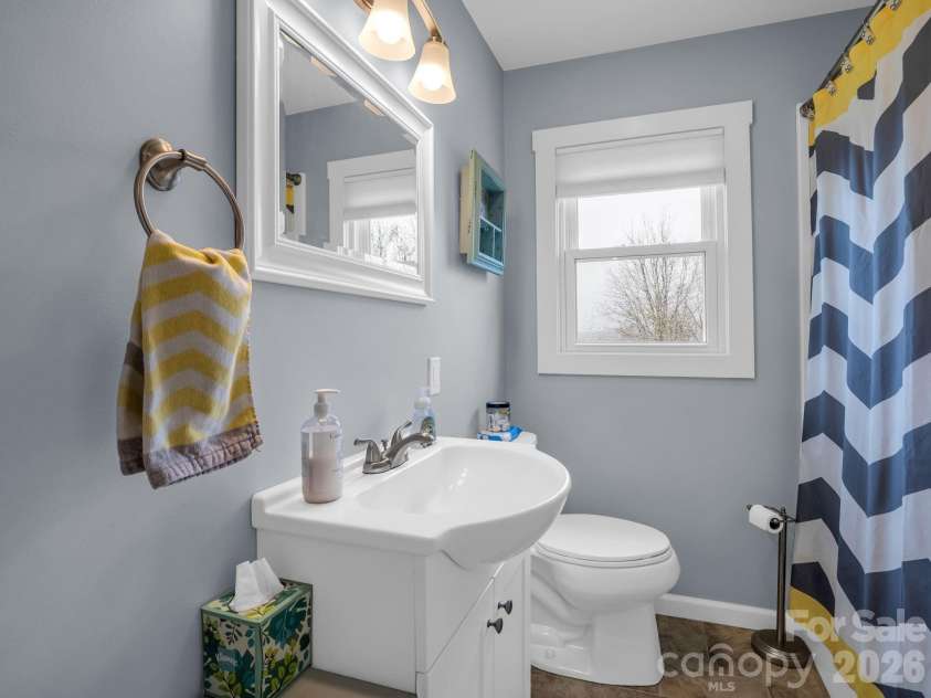 1086 Carters Ridge Road, Spruce Pine, NC 28777.  MLS# CAR4351879, YatesRealty ID 10853. Bathroom 2