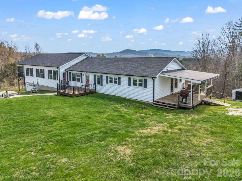 1086 Carters Ridge Road, Spruce Pine, NC 28777.  MLS# CAR4351879, YatesRealty ID 10853. Front Right