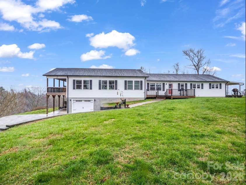 1086 Carters Ridge Road, Spruce Pine, NC 28777.  MLS# CAR4406527, YatesRealty ID 10853. Front