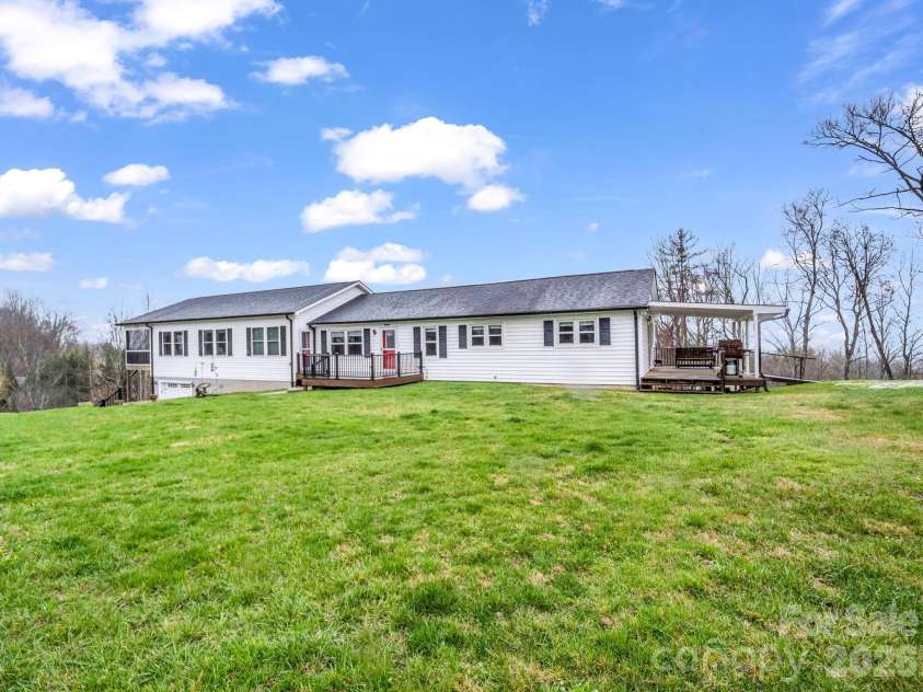 1086 Carters Ridge Road, Spruce Pine, NC 28777.  MLS# CAR4406527, YatesRealty ID 10853. Front Right