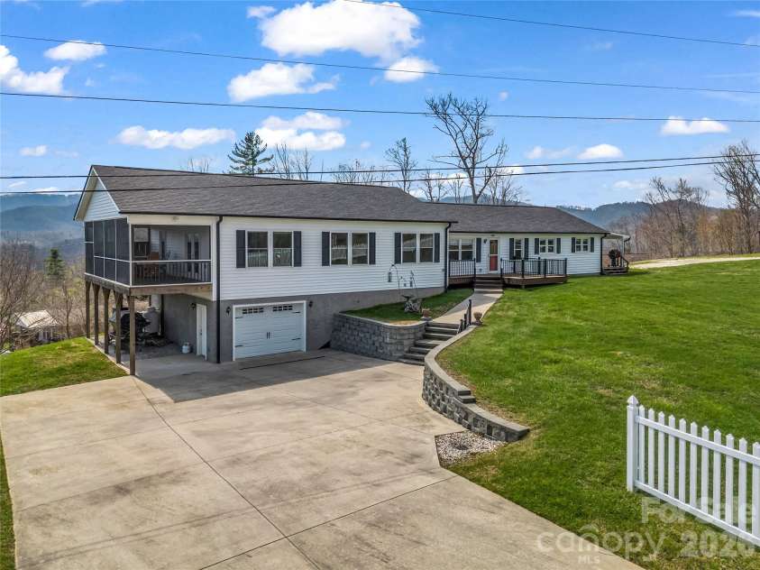 1086 Carters Ridge Road, Spruce Pine, NC 28777.  MLS# CAR4406527, YatesRealty ID 10853. Front Right