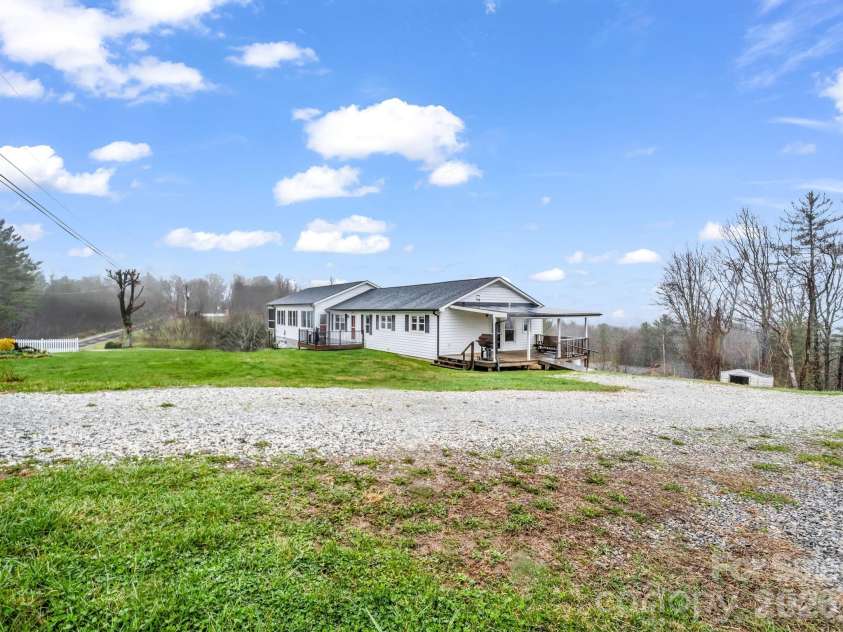 1086 Carters Ridge Road, Spruce Pine, NC 28777.  MLS# CAR4406527, YatesRealty ID 10853. Side