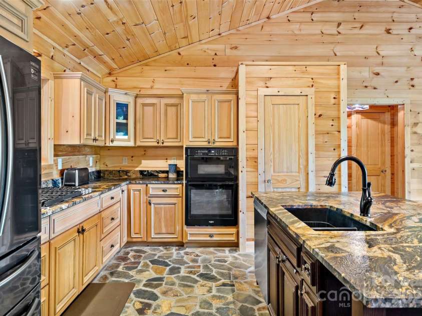 62 Bear Cliff Drive, Nebo, NC 28761.  MLS# CAR4211845, YatesRealty ID 10853. 