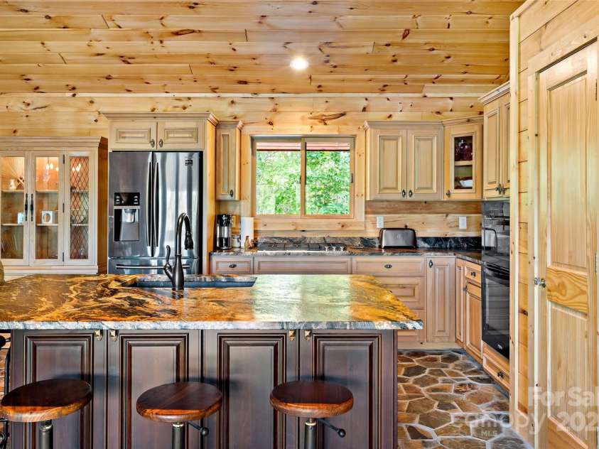 62 Bear Cliff Drive, Nebo, NC 28761.  MLS# CAR4211845, YatesRealty ID 10853. 