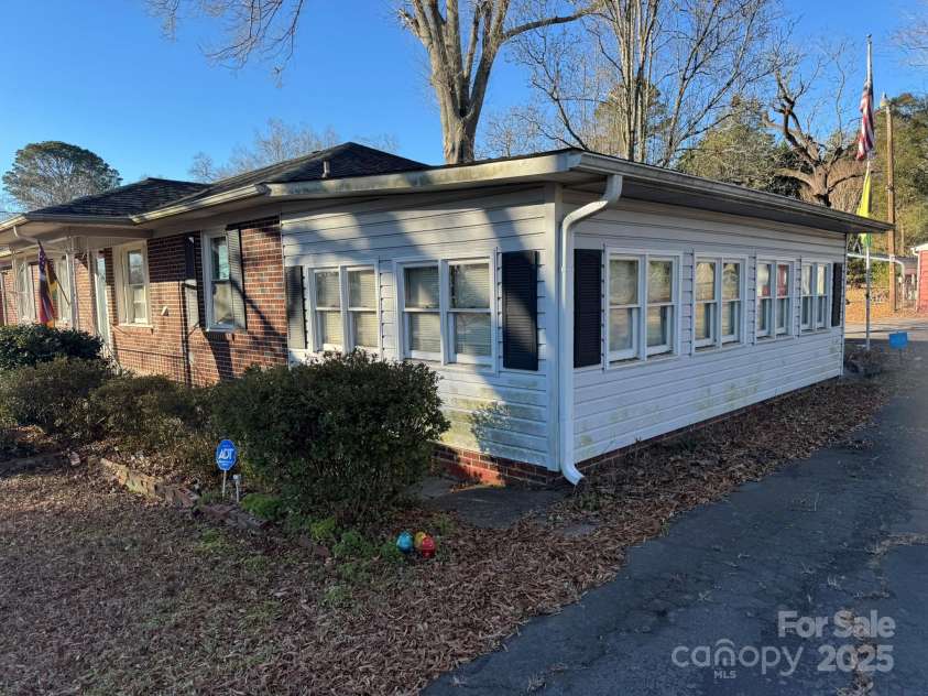 518 Glenn Street, Chester, SC 29706.  MLS# CAR4219425, YatesRealty ID 10854. 