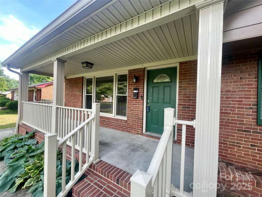 601 Scottsbrook Drive, Charlotte, NC 28213.  MLS# CAR4251801, YatesRealty ID 10855. 