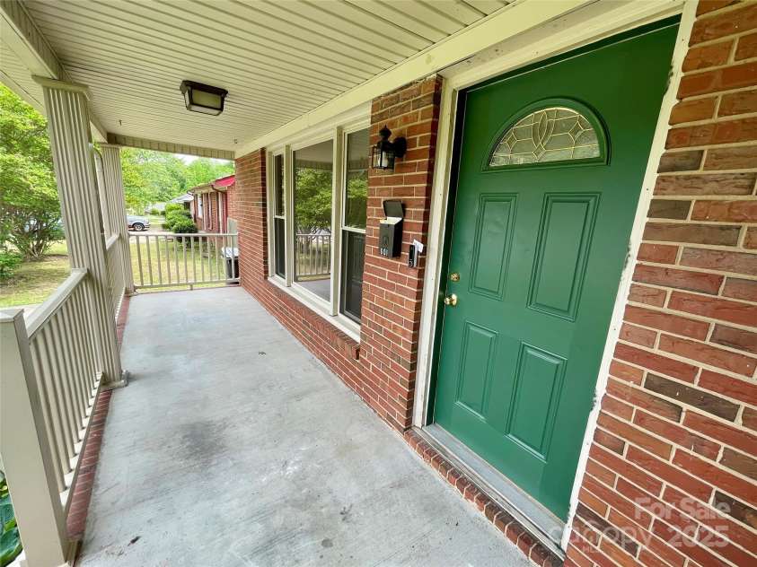 601 Scottsbrook Drive, Charlotte, NC 28213.  MLS# CAR4251801, YatesRealty ID 10855. 