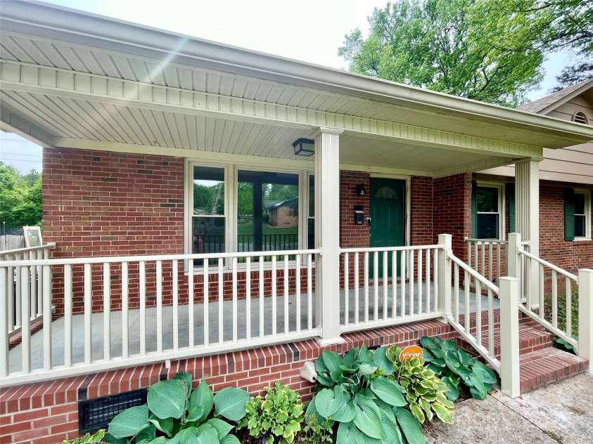 601 Scottsbrook Drive, Charlotte, NC 28213.  MLS# CAR4251801, YatesRealty ID 10855. 