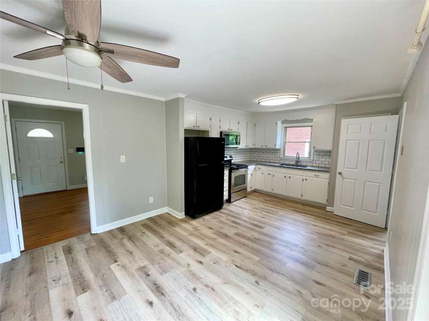 601 Scottsbrook Drive, Charlotte, NC 28213.  MLS# CAR4251801, YatesRealty ID 10855. 