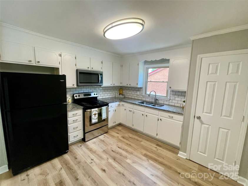 601 Scottsbrook Drive, Charlotte, NC 28213.  MLS# CAR4251801, YatesRealty ID 10855. 