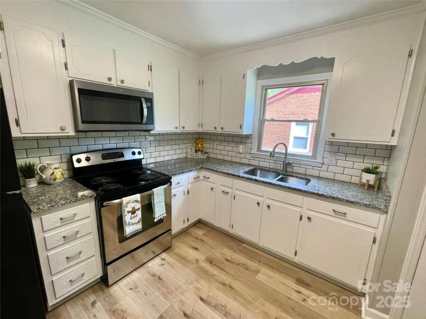 601 Scottsbrook Drive, Charlotte, NC 28213.  MLS# CAR4251801, YatesRealty ID 10855. 