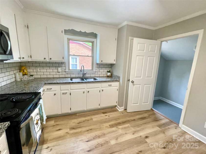 601 Scottsbrook Drive, Charlotte, NC 28213.  MLS# CAR4251801, YatesRealty ID 10855. 