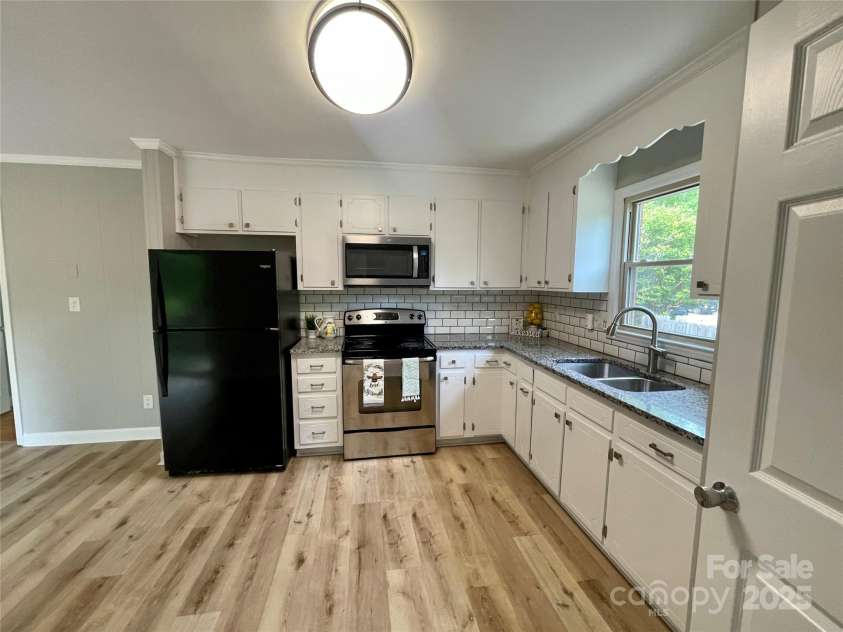 601 Scottsbrook Drive, Charlotte, NC 28213.  MLS# CAR4251801, YatesRealty ID 10855. 
