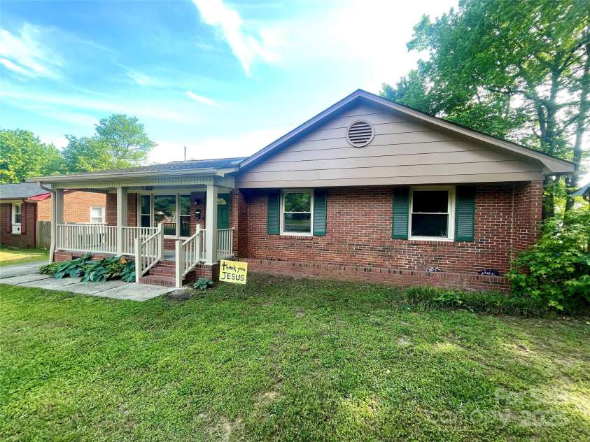 601 Scottsbrook Drive, Charlotte, NC 28213.  MLS# CAR4251801, YatesRealty ID 10855. 