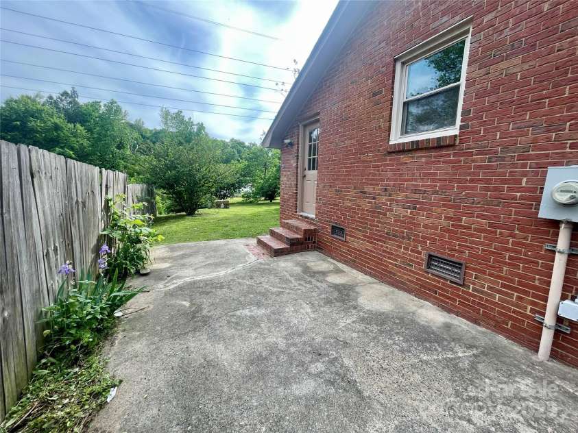 601 Scottsbrook Drive, Charlotte, NC 28213.  MLS# CAR4251801, YatesRealty ID 10855. 