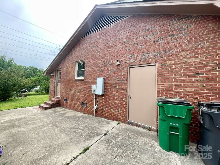 601 Scottsbrook Drive, Charlotte, NC 28213.  MLS# CAR4251801, YatesRealty ID 10855. 