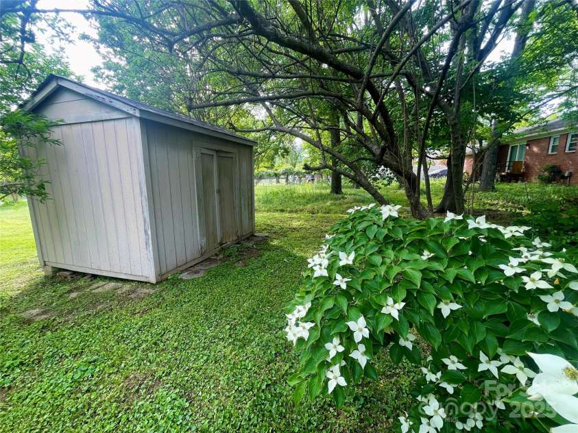 601 Scottsbrook Drive, Charlotte, NC 28213.  MLS# CAR4251801, YatesRealty ID 10855. 