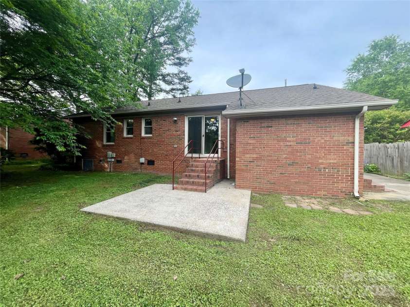 601 Scottsbrook Drive, Charlotte, NC 28213.  MLS# CAR4251801, YatesRealty ID 10855. 