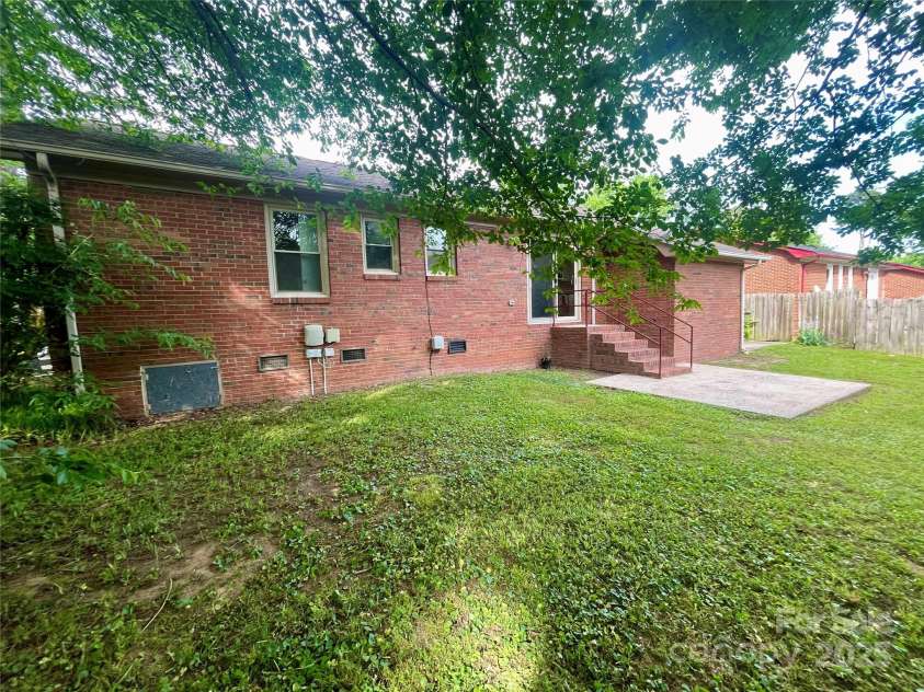 601 Scottsbrook Drive, Charlotte, NC 28213.  MLS# CAR4251801, YatesRealty ID 10855. 