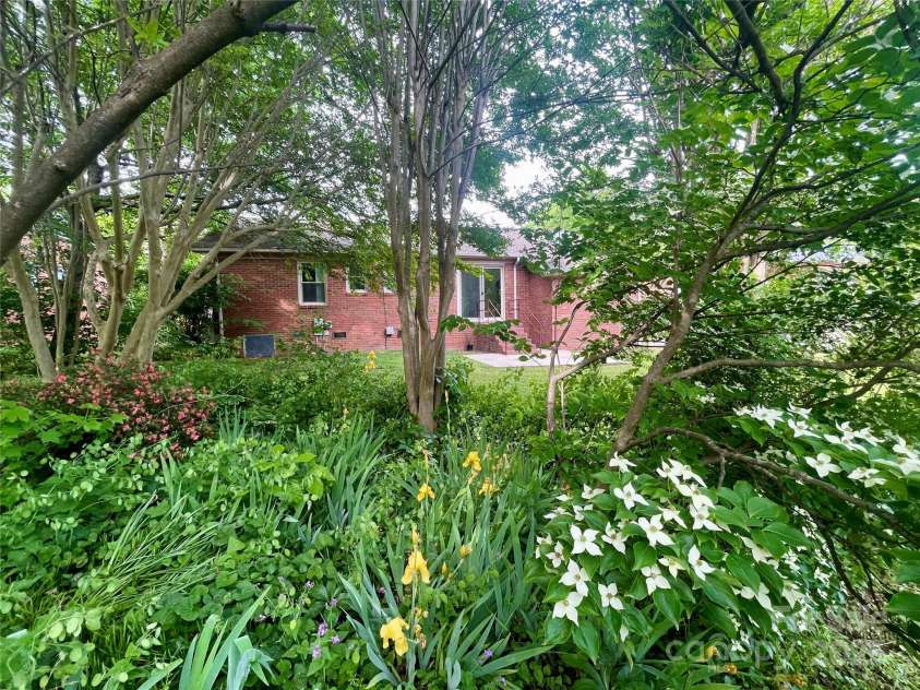 601 Scottsbrook Drive, Charlotte, NC 28213.  MLS# CAR4251801, YatesRealty ID 10855. 
