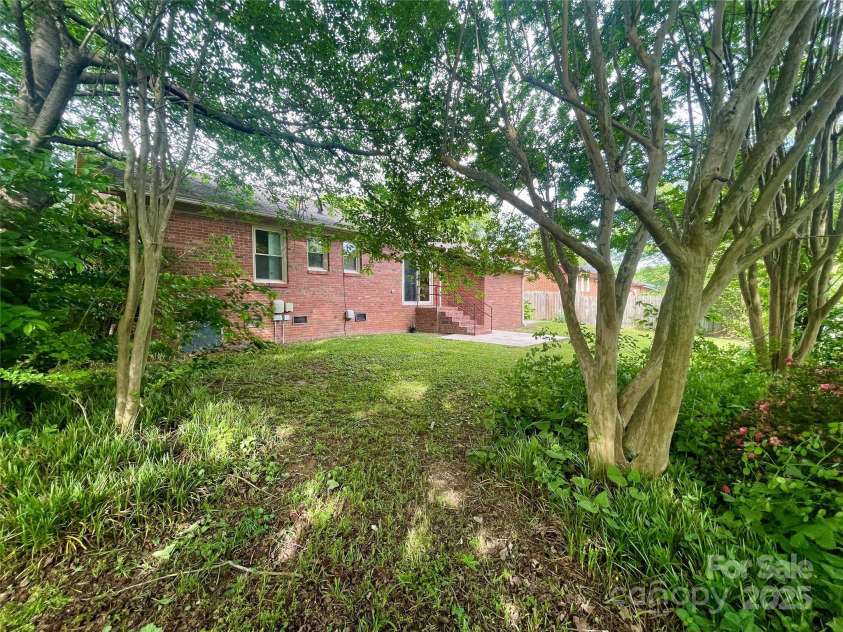 601 Scottsbrook Drive, Charlotte, NC 28213.  MLS# CAR4251801, YatesRealty ID 10855. 