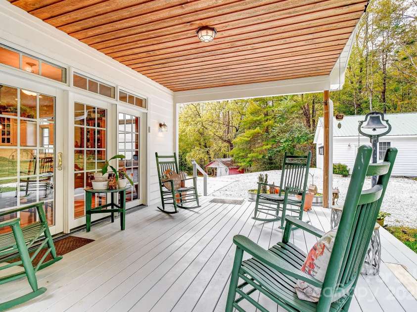 35 Country Wood Way, Horse Shoe, NC 28742.  MLS# CAR4313865, YatesRealty ID 1086. 