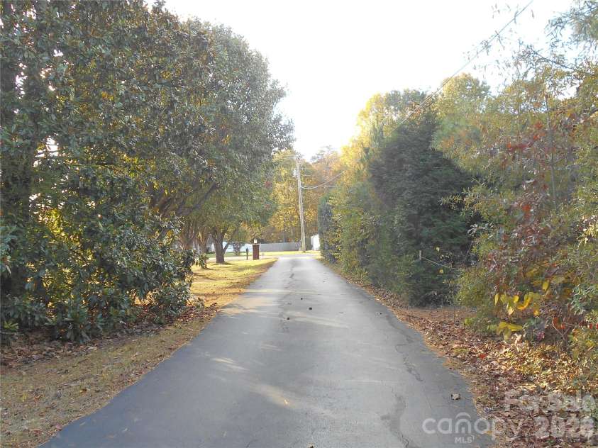 482 Miller Farm Road, Statesville, NC 28625.  MLS# CAR4319062, YatesRealty ID 10860. Tree lined driveway