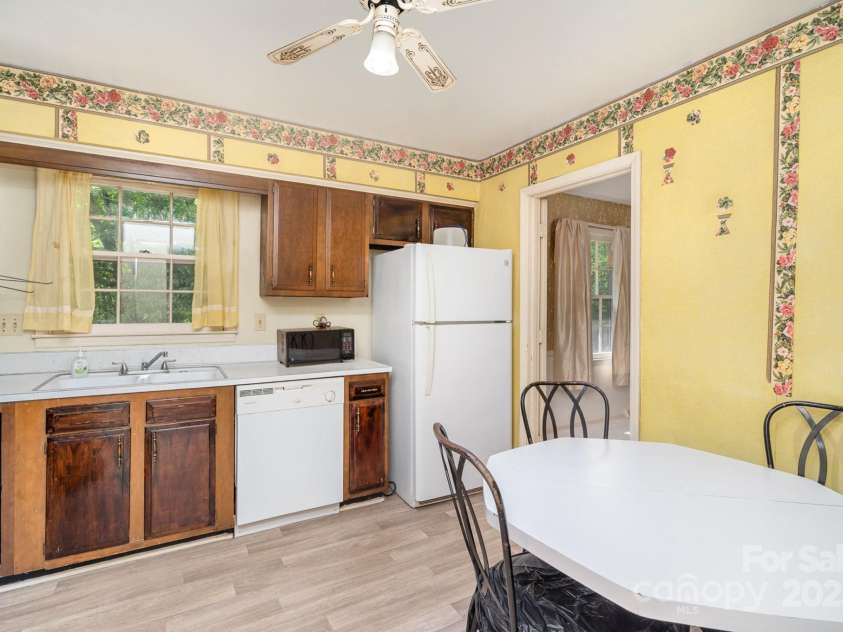 7106 Marlbrook Drive, Charlotte, NC 28212.  MLS# CAR4253583, YatesRealty ID 10860. 