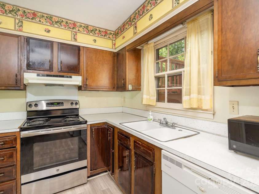 7106 Marlbrook Drive, Charlotte, NC 28212.  MLS# CAR4253583, YatesRealty ID 10860. 