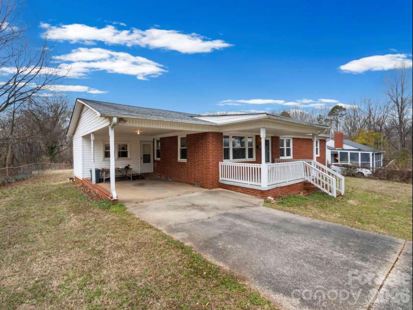 309 Green Street, Lincolnton, NC 28092.  MLS# CAR4331904, YatesRealty ID 10863. 