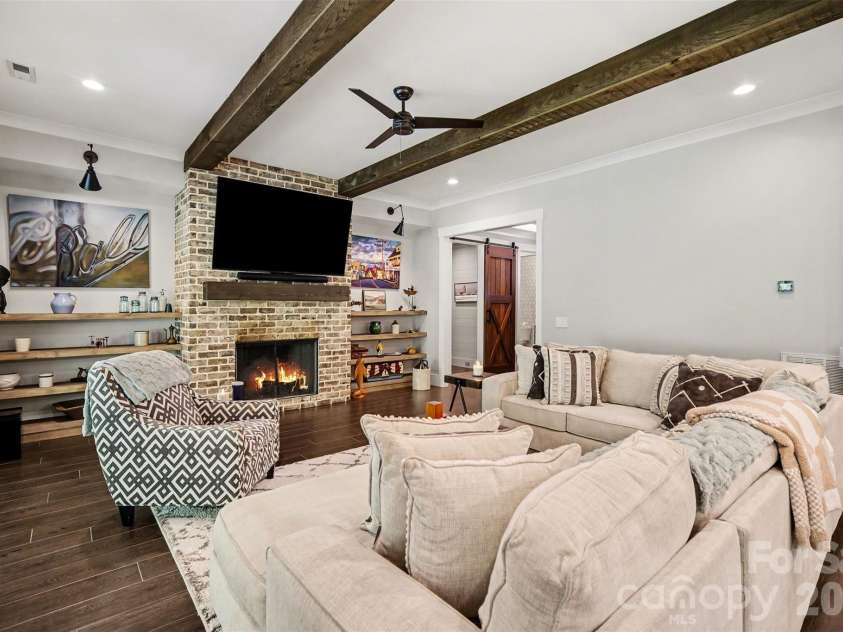 4317 Steepleton Way, Charlotte, NC 28215.  MLS# CAR4363516, YatesRealty ID 10864. Living Room