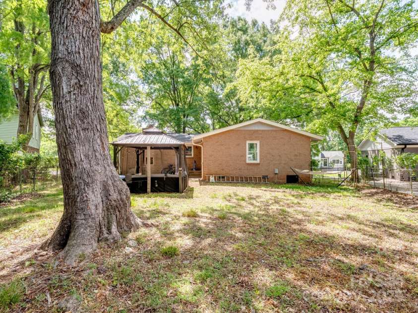 500 Colony Acres Drive, Charlotte, NC 28217.  MLS# CAR4251961, YatesRealty ID 10864. 