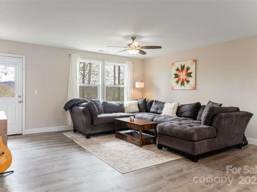 17 Fair Oaks Road, Arden, NC 28704.  MLS# CAR4227408, YatesRealty ID 10865. 