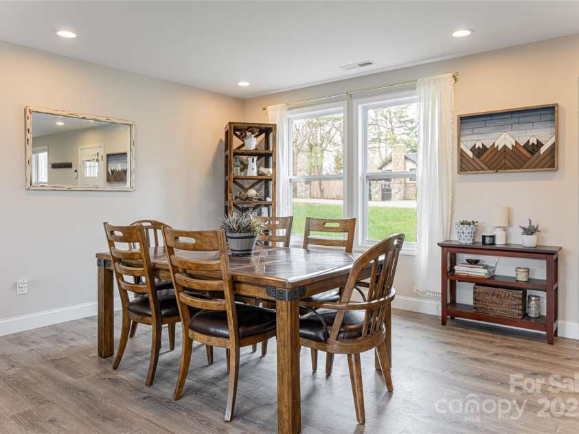 17 Fair Oaks Road, Arden, NC 28704.  MLS# CAR4227408, YatesRealty ID 10865. 