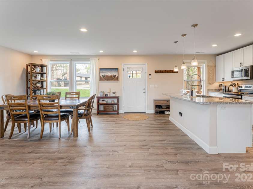 17 Fair Oaks Road, Arden, NC 28704.  MLS# CAR4227408, YatesRealty ID 10865. 