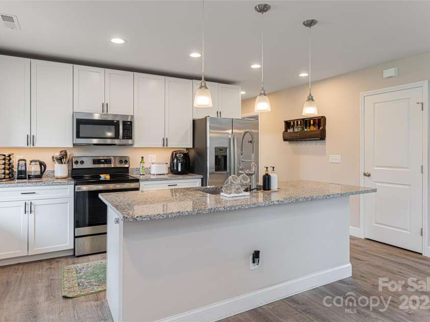 17 Fair Oaks Road, Arden, NC 28704.  MLS# CAR4227408, YatesRealty ID 10865. 