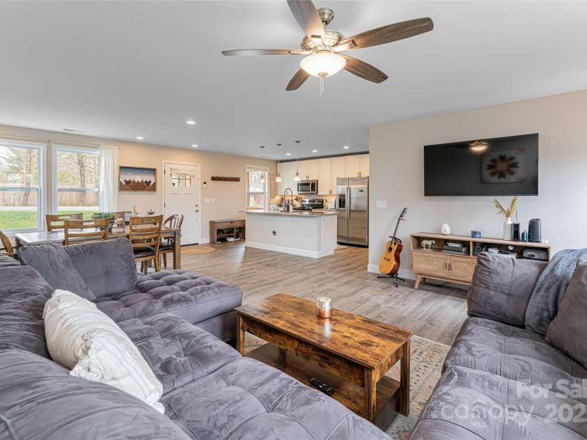 17 Fair Oaks Road, Arden, NC 28704.  MLS# CAR4227408, YatesRealty ID 10865. 