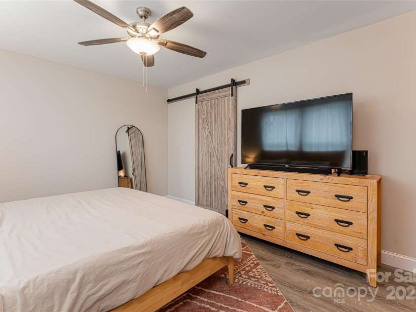 17 Fair Oaks Road, Arden, NC 28704.  MLS# CAR4227408, YatesRealty ID 10865. 