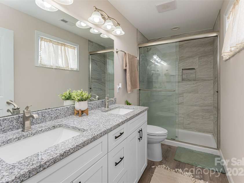 17 Fair Oaks Road, Arden, NC 28704.  MLS# CAR4227408, YatesRealty ID 10865. 