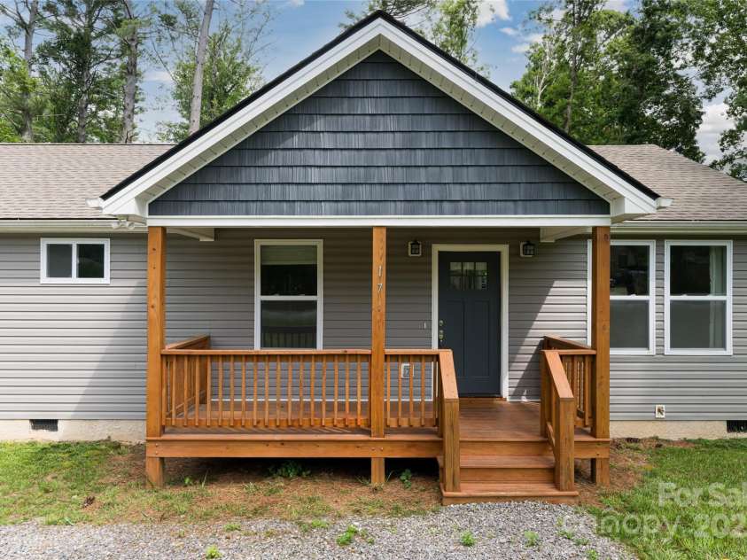 17 Fair Oaks Road, Arden, NC 28704.  MLS# CAR4227408, YatesRealty ID 10865. 