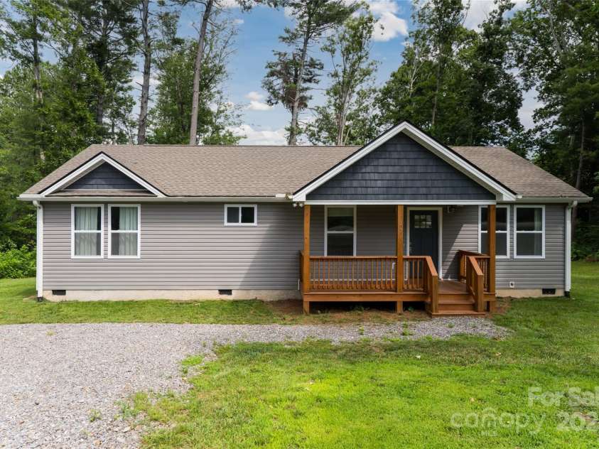 17 Fair Oaks Road, Arden, NC 28704.  MLS# CAR4227408, YatesRealty ID 10865. 