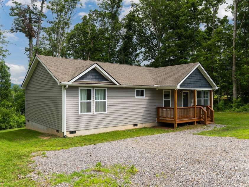 17 Fair Oaks Road, Arden, NC 28704.  MLS# CAR4227408, YatesRealty ID 10865. 