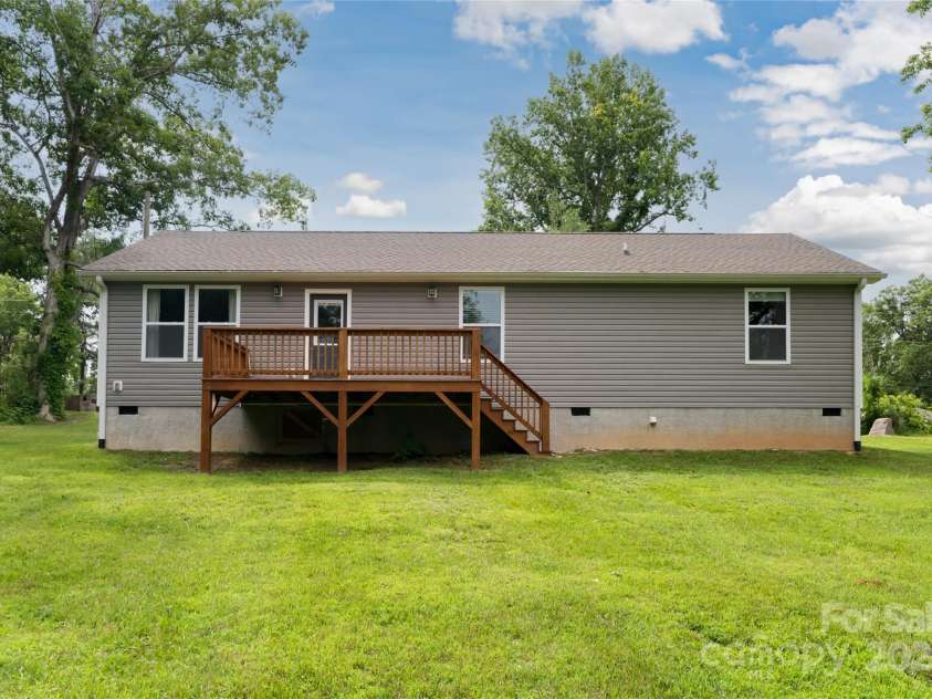 17 Fair Oaks Road, Arden, NC 28704.  MLS# CAR4227408, YatesRealty ID 10865. 