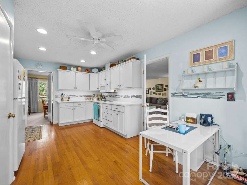 214 Crowfields Drive, Asheville, NC 28803.  MLS# CAR4231576, YatesRealty ID 10869. Bright and cheerful.