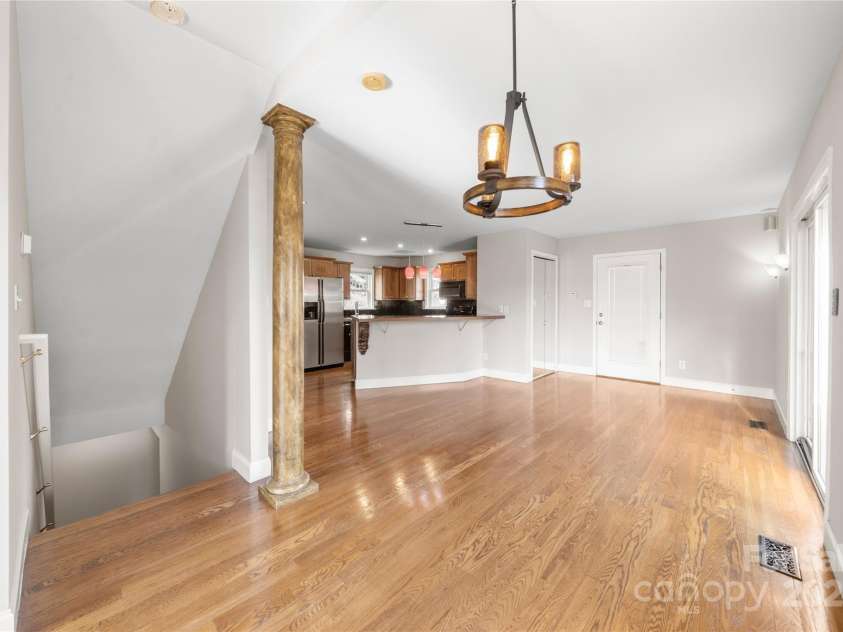 14 Old Chunns Cove Road, Asheville, NC 28805.  MLS# CAR4211923, YatesRealty ID 10871. Dinning area