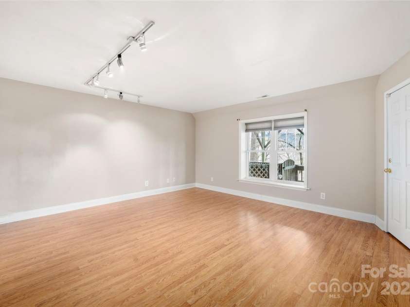 14 Old Chunns Cove Road, Asheville, NC 28805.  MLS# CAR4211923, YatesRealty ID 10871. Family Room/Flex Space