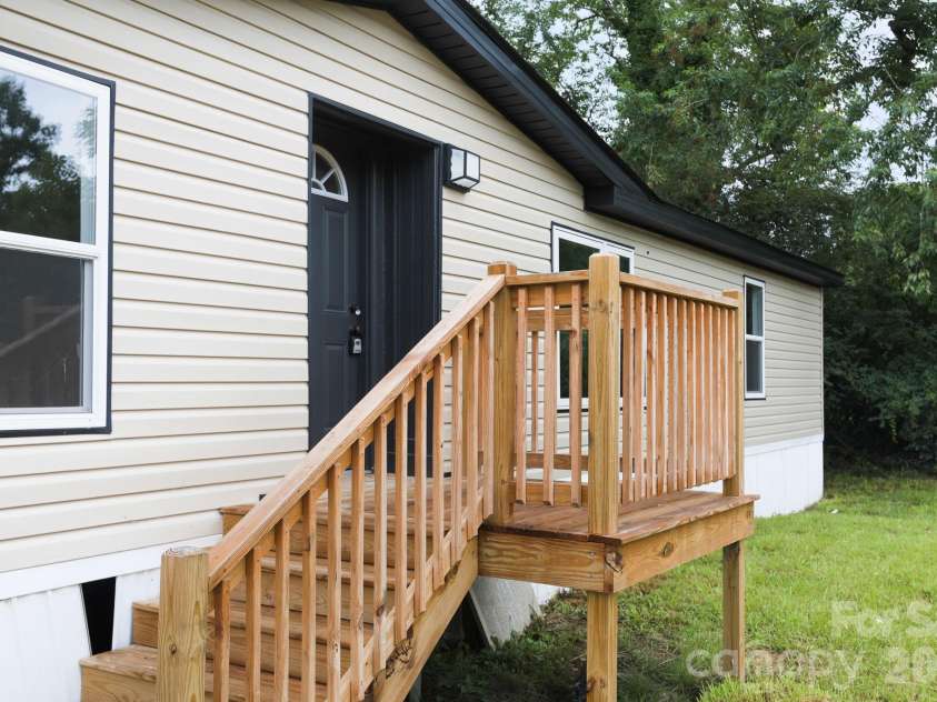 8 Teal Lane, Candler, NC 28715.  MLS# CAR4354092, YatesRealty ID 10871. 