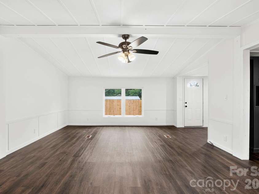 8 Teal Lane, Candler, NC 28715.  MLS# CAR4354092, YatesRealty ID 10871. 