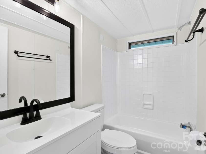8 Teal Lane, Candler, NC 28715.  MLS# CAR4354092, YatesRealty ID 10871. 