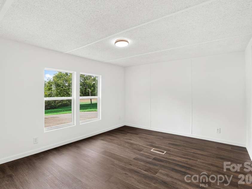 8 Teal Lane, Candler, NC 28715.  MLS# CAR4354092, YatesRealty ID 10871. 